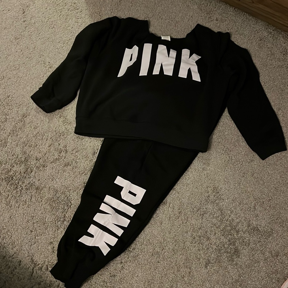 Off the Shoulder top and Pants has pockets